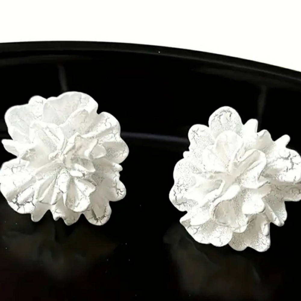 Elegant White Floral Earrings - Picture 2 of 3